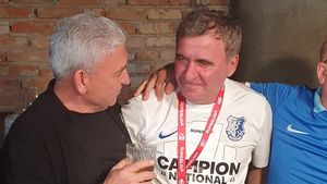 Imagini mondiale, care vor face înconjurul planetei: Gică Hagi cântă la microfon şi dansează de mama focului cu Stere Halep, tatăl Simonei Halep! | VIDEO