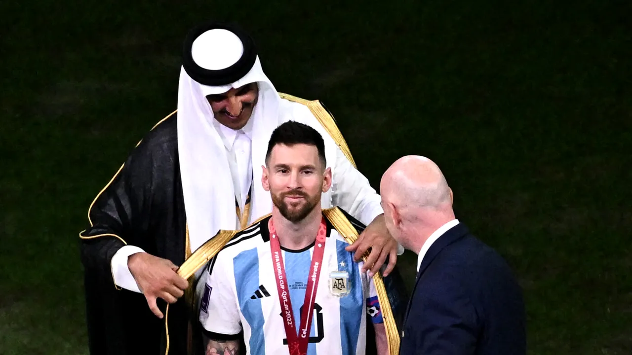 Cum ar fi reacționat Ionel Ganea dacă ar fi fost în locul lui Leo Messi, care a fost îmbrăcat de emirul Qatarului la festivitatea de premiere