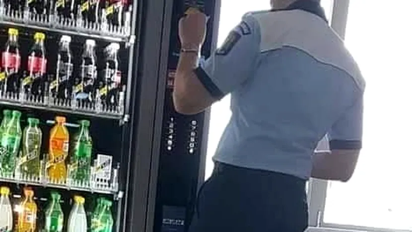 Fotografia cu un poliţist din Capitală a devenit virală pe internet: 'Uniforma aia nu e pentru a-ţi bate joc de ea'