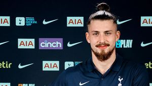 Gestul lui Radu Drăgușin pentru românii din Anglia. Fotbalistul lui Tottenham, dat de gol