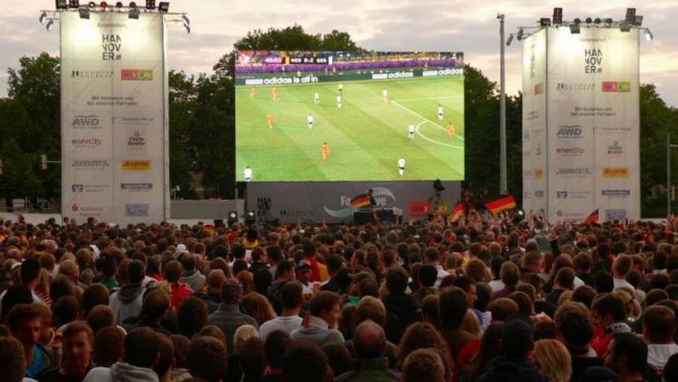 Vrei să urmărești Franța - România în aer liber? Decizia ciudată a unei primării de sector face ca doar prima repriză să fie transmisă pe ecranele gigant