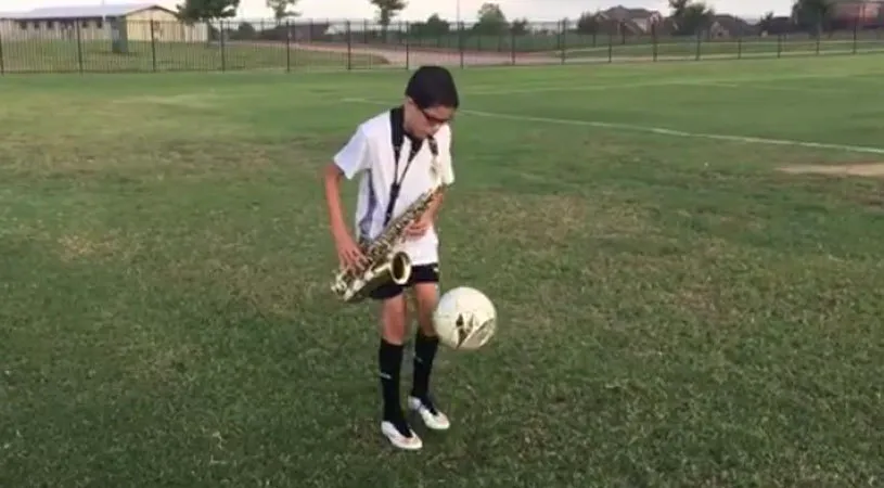 VIDEO | El este noul star al internetului. Acest copil de 11 ani ia o minge și un saxofon. E impresionant ce se întâmplă mai departe