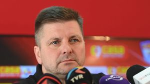 Dusan Uhrin jr. a vorbit, în premieră, despre situația pe care o are cu Dinamo, club căruia i-a cerut falimentul. Cehul, contactat de Vlad Iacob pentru amânarea plății restanțelor. „I-am dat numele avocatului meu. El va lua decizia pentru mine” | EXCLUSIV