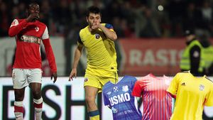 SUPER FOTO** Cum se îmbracă Niculae, Tănase sau Wesley din retur și cât costă tricoul echipei tale favorite!