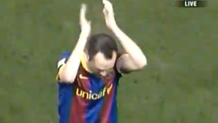 VIDEO EMOȚIONANT ** Iniesta, aplaudat la scenă deschisă de fanii rivalei Espanyol! BarÃ§a conducea cu 5-1