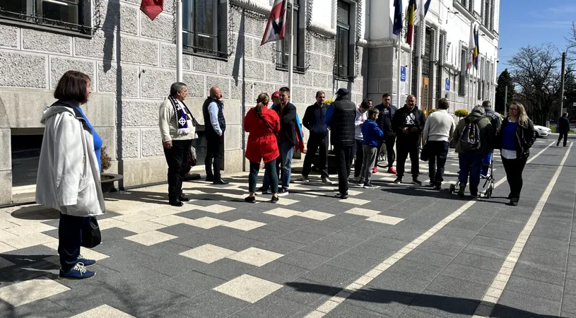 A fost din nou protest la Primăria Timișoara, și tot pentru sport! Culturiștii spun că rămân fără sală, canotajul și caiacul sunt în criză