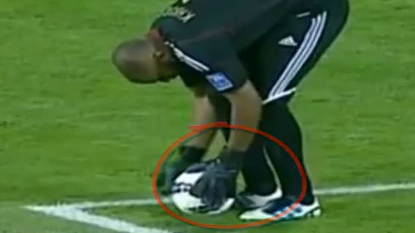 VIDEO Cel mai ingenios mod de a trage de timp!** Este incredibil ce a făcut acest portar