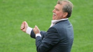 "Dinu Gheorghe a făcut mișto de Becali,** au fost șuete de Dorobanți!"