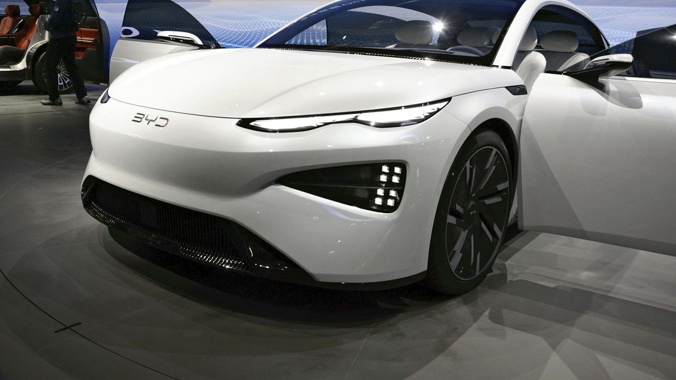 Ce s-a întâmplat cu o mașină BYD care a fost lovită de fulger de trei ori în câteva secunde