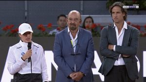 Iga Swiatek, gest lipsit de fair-play după ce a fost învinsă de Aryna Sabalenka în finală la Madrid! Ce a putut spune la festivitatea de premiere: „Nu e distractiv!" FOTO