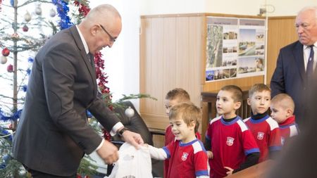 Marius Stan a fost colindat la Primărie de către copiii Oțelului: "Poate printre ei e viitorul Messi!"