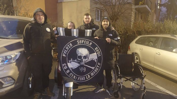 Ce cadou a primit de la fanii U Cluj un tânăr rămas fără un picior: „Facem bine cât ne ține!”