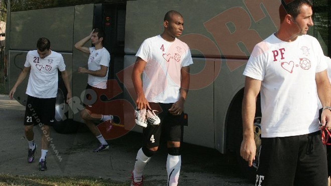 FOTO La Rapid, "Dragostea e fotbal"! Vezi aici de ce!