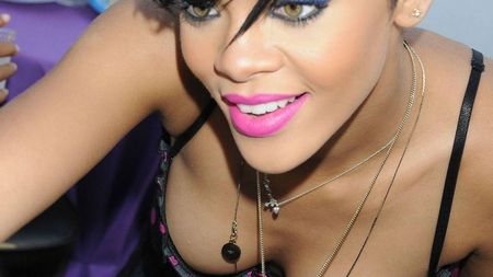 Artista care vrea să cumpere clubul Liverpool s-a făcut de râs. FOTO | Rihanna a lăsat să se vadă mult mai mult decât era cazul