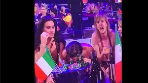 Incident șocant petrecut în direct la Eurovision! Italianul care a câștigat concursul, filmat în timp ce trăgea pe nas. Cum i-a atras atenția un coleg | VIDEO