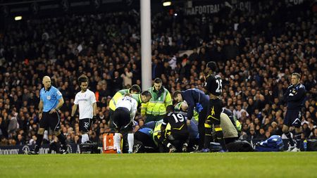 Muamba LUPTĂ‚ pentru viața lui! Primele vești bune: "Își poate mișca mâinile și picioarele, iar inima lui bate fără asistență"