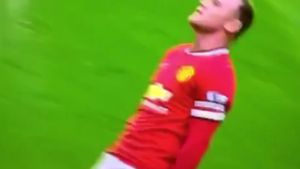 VIDEO | Rooney, "făcut" K.O. și la meciul cu Tottenham. Atacantul lui United s-a autoironizat, după ce a fost pus la podea în propria bucătărie