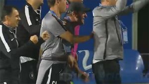 FOTO | Explozie de bucurie pentru Gică Hagi după golul superb înscris de Eric de Oliveira. Cum a reacționat antrenorul Viitorului
