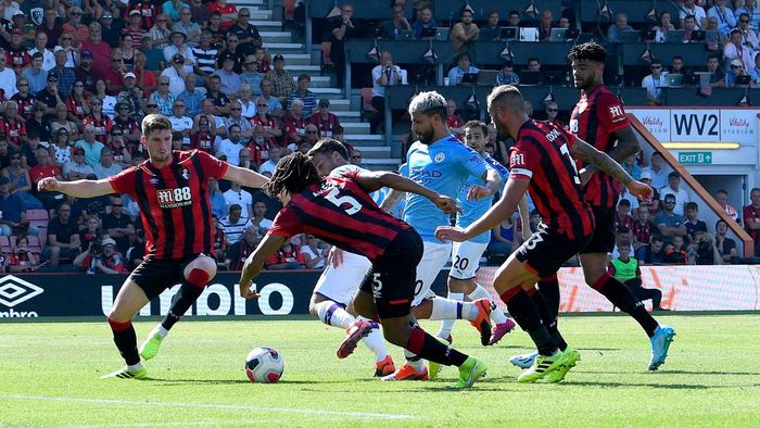 Un nou sezon, același duel pentru titlu. Manchester City a făcut spectacol cu Bournemouth și rămâne în spatele lui Liverpool