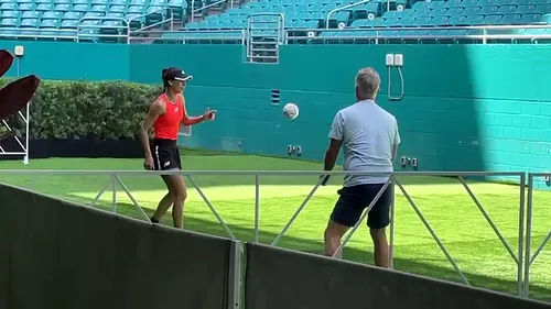 CORESPONDENȚĂ DE LA MIAMI OPEN. Sorana Cîrstea a jucat fotbal cu antrenorul ei înaintea celei mai mari victorii din carieră, cu Aryna Sabalenka | VIDEO EXCLUSIV