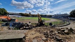 Imaginile momentului! „Bijuteria” de 54.000.000 de euro din orașul istoric al României e tot mai aproape: a început demolarea vechiului stadion!