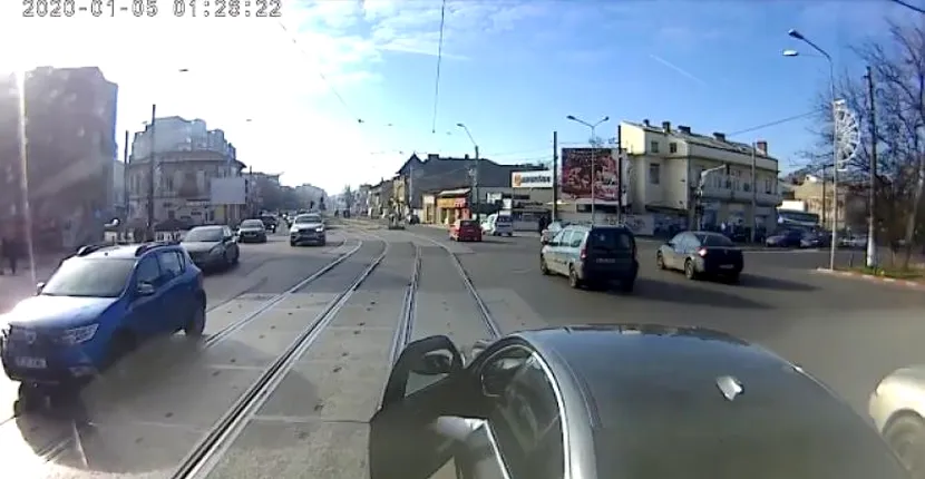 FOTO | BMW-ul lovit de tramvai a fost surprins din nou în trafic!
