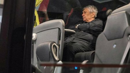 O imagine cât o carieră: Mircea Lucescu, singur în autocar, după ce România a ratat calificarea la Campionatul Mondial!