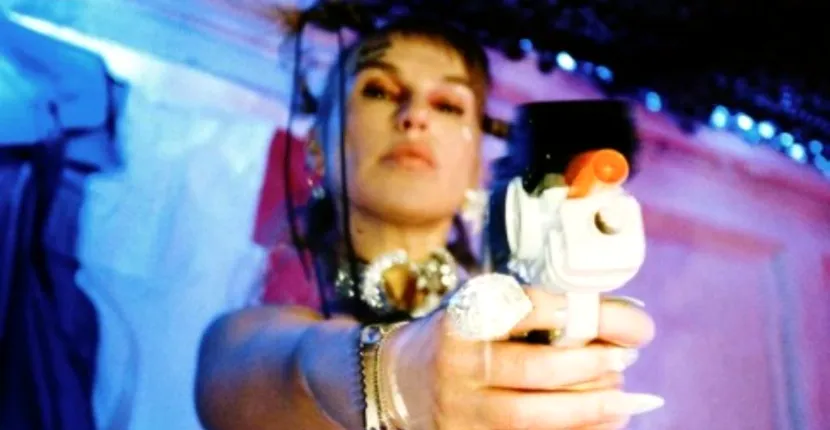 Nu este orice vedetă, ea este SUPERSTAR! Corina Bud a lansat o nouă piesă, prin propria casă de discuri, și aspiră la topul hiturilor! VIDEO