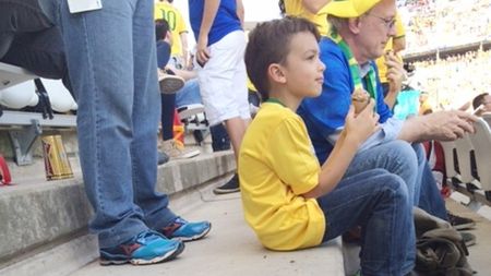 FOTO | Cei mai ghinioniști fani care au asistat la Brazilia - Croația. Au dat 330 de euro pe un bilet și au stat pe trepte