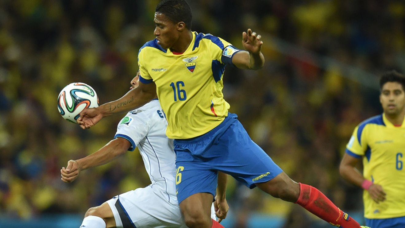 Antonio Valencia rămâne pe "Old Trafford": a semnat un nou contract cu United: "Abia aștept să lucrez cu Van Gaal"