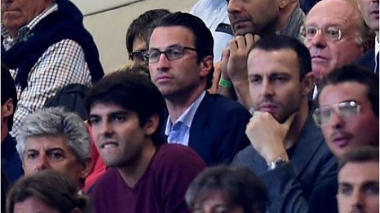 Unul dintre cei mai importanți politicieni români s-a "strecurat" la derby-ul AC Milan - AS Roma și a apărut într-o poză în care vedeta era Kaka. FOTO