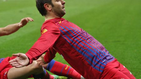 Ilie strigă la Ilie: "Nu-i schimba postul lui Raul Rusescu!"** Antrenorul Stelei a primit cea mai bună variantă de prim 11 pentru meciul cu Twente