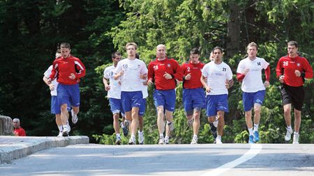 Metoda originală a lui Dorinel de a-și pregăti elevii: se iau la întrecere cu mașinile!