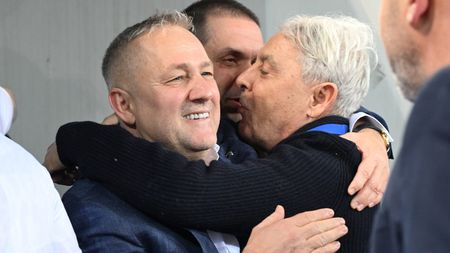 Mihai Rotaru a oferit imaginile zilei! A așteptat autocarul cu jucătorii pe trotuar și a evitat în ultima secundă baia de șampanie