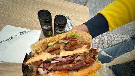 Face avere din kebab şi e fericit la 40 de ani: "Am o viață magnifică"