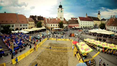 Cei mai buni jucători de volei din țară sar la fileu pe mini plaja amplasată în centrul istoric al Sibiului, la 