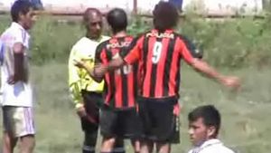 VIDEO** Cum sunt tratați arbitrii prin alte părți? Tușier, băgat în spital de un jucător! Fotbalistul a fost arestat