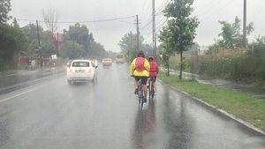 Ploua infernal și ei pedalau