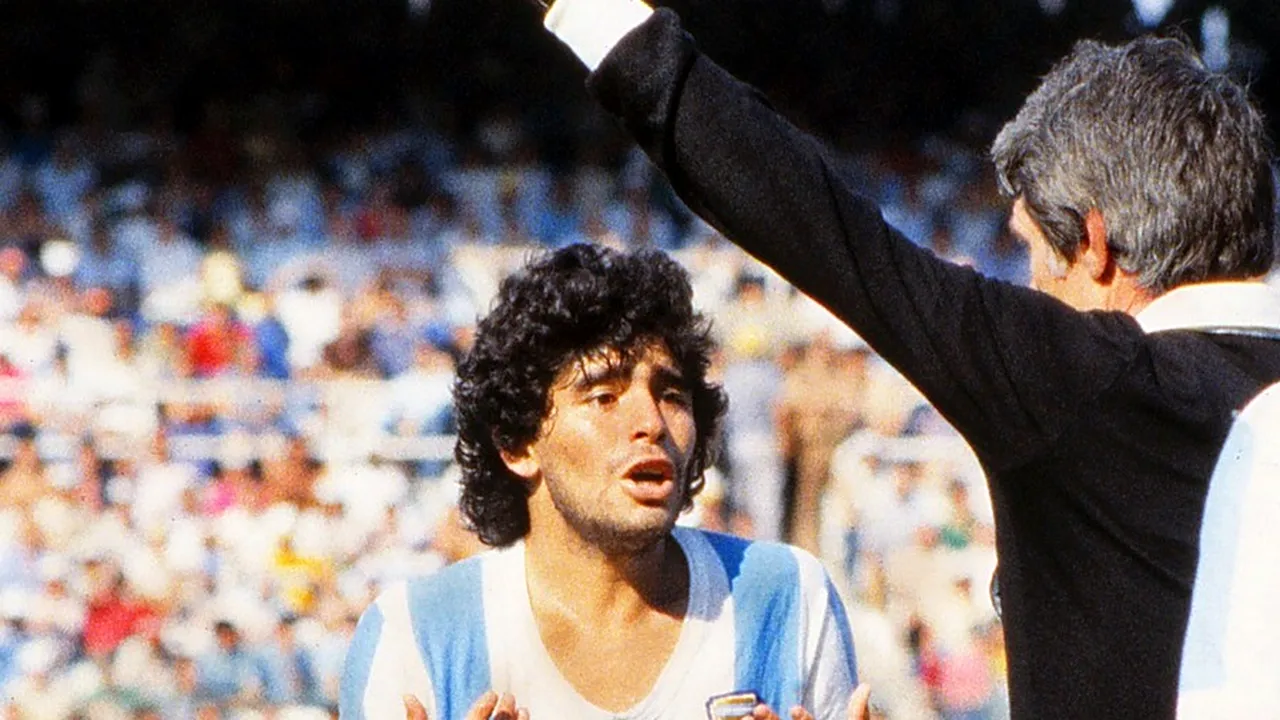 Mai scump ca un apartament cu 3 camere în București! Tricoul purtat de Diego Maradona, la naționala Argentinei, în meciul de debut la Cupa Mondială din 1982, a fost scos la licitație pentru o sumă uriașă