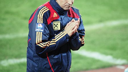 Pițurcă la pauza meciului: „Îi prindem pe contraatac!"