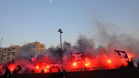 Show în Bănie. Peluza Sud 97 a făcut un spectacol pirotehnic grandios la antrenamentul lui U Craiova 1948 înainte de meciul cu Dinamo! VIDEO