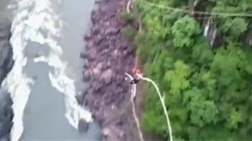 VIDEO Saltul MORȚII!** A făcut bungee jumping deasupra unui râu plin de CROCODILI și s-a RUPT coarda