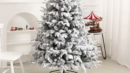 Gol de eleganță: cum să decorezi un brad artificial ca un adevărat fan al fotbalului (P)