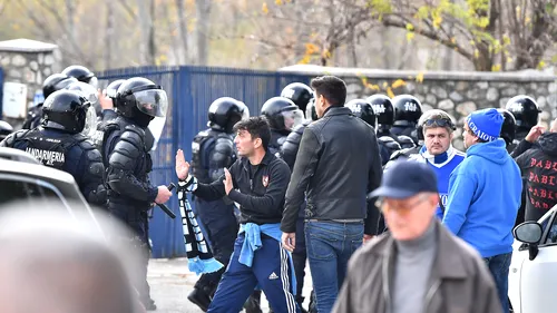 Incidente la Craiova vs Craiova! VIDEO | Suporterii au declanșat un incendiu în tribune! Jandarmii i-au alergat pe ultrași în afara stadionului