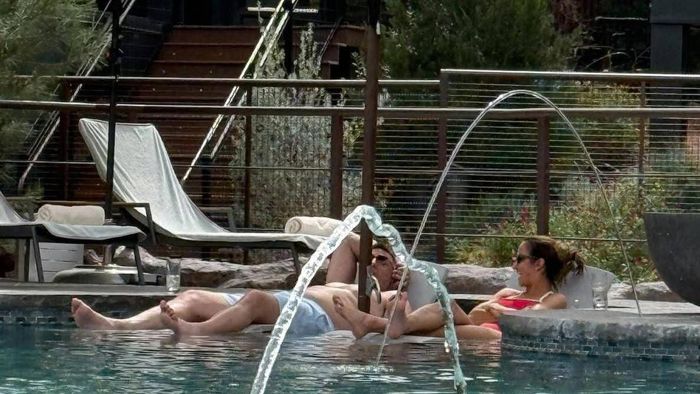 Jurnalista și antrenorul, filmați la piscină. Ea e măritată, el e însurat