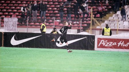 Atenție! Student cu câine în lesă!** "Fanii lui Dinamo l-au înjurat, iar la final l-au aplaudat!" Povestea omului care a schimbat LIDERUL în Liga 1