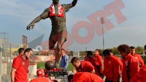 Azi se împlinesc 12 ani de la dispariția lui Cătălin Hîldan!** FOTO Jucătorii lui Dinamo au depus o coroană de flori și s-au recules la statuia sa