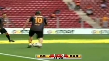 VIDEO - Fază de geniu realizată de Hagi în meciul demonstrativ Galata - Barcelona