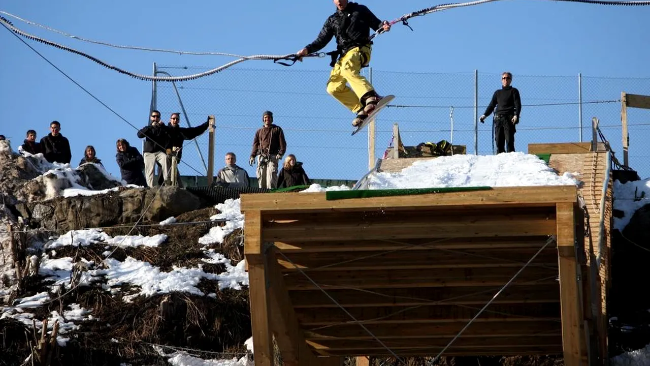 Senzații tari pe pârtie: bungee jumping cu placa de snowboarding de la 30 de metri | VIDEO