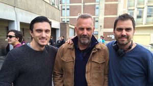 Fostul acționar dinamovist Săvulescu turnează un film alături de Kevin Costner la Los Angeles, face în paralel cursuri de actorie și scrie un scenariu. Rică Răducanu: "Dragoș are părul mare și fizic, poate fi actor. Dacă are bani, se împrietenește cu toată lumea"